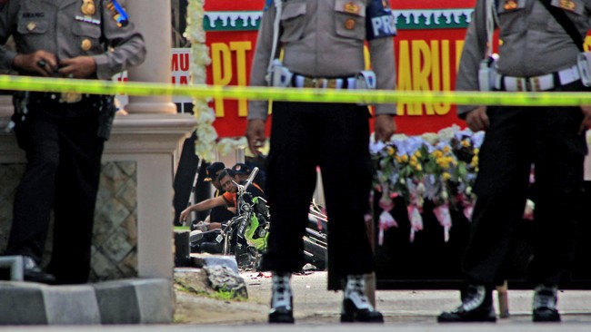 Beberapa objek vital mendapat prioritas untuk ditambah jumlah personelnya. Polisi mewaspadai adanya serangan teror yang lebih besar.