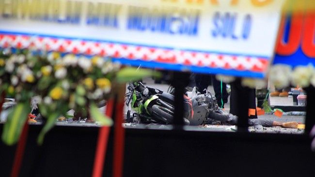 Kenaikan pangkat luar biasa akan diberikan langsung oleh Kapolri. Brigadir Kepala Bambang Adi Cahyanto akan segera naik pangkat menjadi ajun inspektur dua.