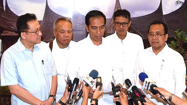 Presiden Joko Widodo memanfaatkan media sosial untuk mengimbaukan kepada para netizen agar selalu waspada terkait aksi teror.