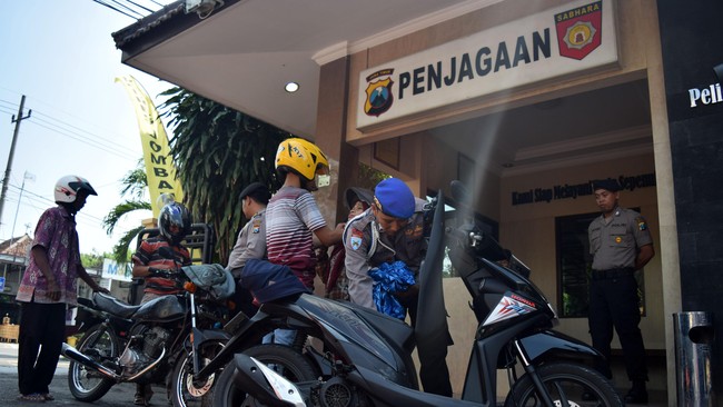 Markas besar Polri mewaspadai ancaman serangan teror yang terjadi pada saat Hari Raya Idul Fitri 1438. Kewaspadaan itu ditujukan terutama di kantor kepolisian.