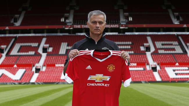 Jose Mourinho mengaku sangat terbuka bila Sir Alex Ferguson mau datang ke tempat latihan dan bahkan menunggu saran dari Ferguson.