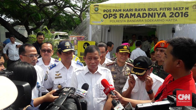 Menteri Jonan mengaku tak puas dengan jawaban Menteri Pekerjaan Umum yang butuh waktu dua tahun untuk membangun fasilitas pembayaran e-money.