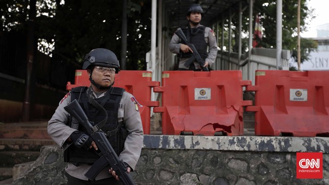 Tim gabungan Laboratorium Forensik dan Identifikasi Mabes Polri diterjunkan untuk menggeledah rumah Nur Rohman di kawasan Pasar Kliwon, Solo.