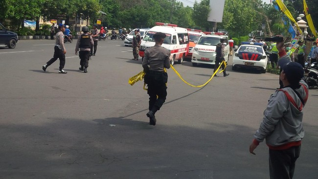 Pelaku diduga berasal dari kelompok Surabaya yang berafiliasi dengan ISIS. Kelompok teror itu beberapa waktu lalu juga mengancam akan menyerang saat Ramadan.