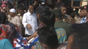 Jokowi Bagi-bagi Sembako