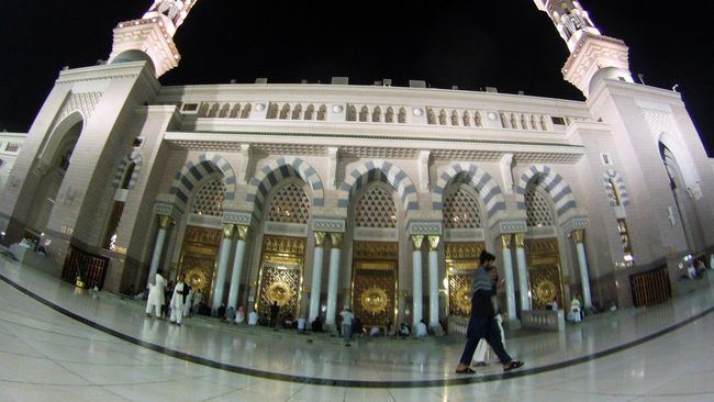 Arab Saudi mulai melirik bisnis wisata selain haji, umrah dan minyak. Komplek resor mewah di Laut Merah siap dibangun pada 2019.