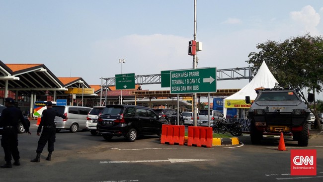 Menteri Perhubungan Ignasius Jonan menginstuksikan agar pemeriksaan keamanan di seluruh bandara, termasuk Bandara Soekarno Hatta ditingkatkan pasca terjadinya bom bunuh diri di Solo, Jawa Tengah. (CNNIndonesia.com/Yuliyanna Fauzi)