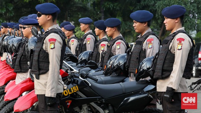 Polri mengantisipasi upaya pembalasan pengikut Santoso, pemimpin Majelis Mujahidin Indonesia Timur (MIT) dengan meningkatkan pengamanan di daerah.