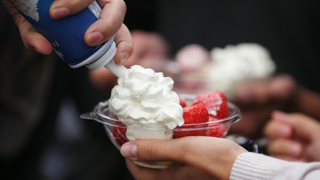 Sekilas tak ada hubungan antara tenis dan panganan stoberi dan krim. Tapi makanan itu tak pernah menghilang sejak Wimbledon pertama kali digelar.