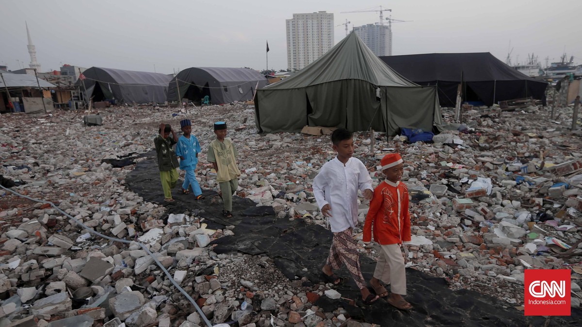 Lebaran Bersahaja Warga Gusuran Kampung Akuarium