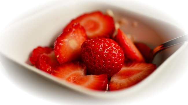 Gejala mudah lupa sebaiknya tidak diabaikan karena akan membuat penyakit lupa semakin parah. Caranya, dengan makan strawberry.