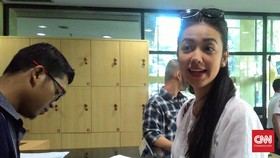 Kunjungi OC Kaligis, Artis Velove Bawa Opor dan Ketupat