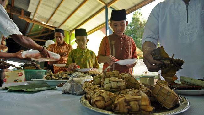 Dalam satu porsi makan harus ada asupan karbohidrat kompleks, vitamin dan mineral, protein, kalsium, juga minyak, gula, dan garam.
