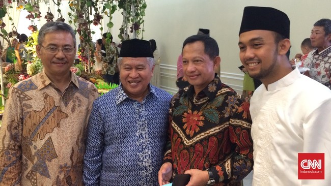 Acara silaturahmi di Istana Wapres dihadiri banyak pejabat negara. Di sana, calon Kapolri Komjen Tito Karnavian menjadi pusat perhatian para tamu.