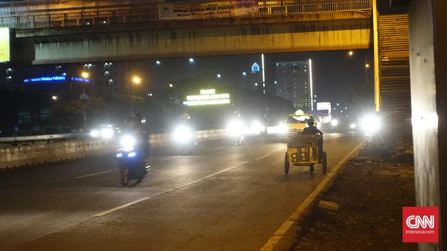 Seorang pemulung  telah menghabiskan waktu 10 tahun untuk mengumpulkan barang bekas di Jakarta. Namun, harapannya pupus untuk kembali ke kampung halaman.