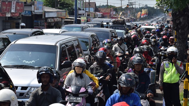 Kemacetan di Jalan Lintas Timur, Palembang-Betung selama tiga hari terjadi akibat kendaraan truk mogok dan terperosok keluar jalan, hingga tabrakan beruntun.