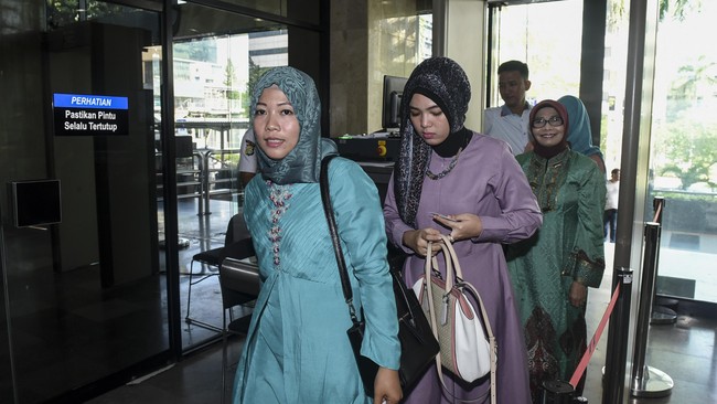 KPK memberikan waktu selama tiga jam bagi keluarga yang ingin membesuk sekaligus merayakan lebaran bersama tahanan.