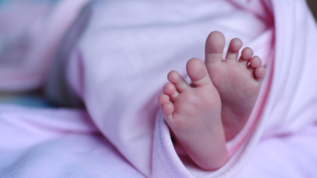 Penyebab kematian anak berinisial MA (4) yang ditemukan terbakar di dalam rumah kontrakan di Kosambi, Tangerang diduga karena kekerasan benda tumpul.