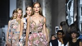 Pikat Gaun Couture Desainer Dunia di Paris Fashion Week Paris Fahion Week menghadirkan koleksi busana haute couture dari para desainer kelas dunia seperti Versace, Chanel, sampai Jean Paul Gaultier.