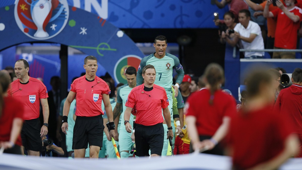 Potret Ronaldo Dibuat Tertawa Bocah Maskot