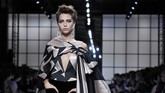 Pikat Gaun Couture Desainer Dunia di Paris Fashion Week Paris Fahion Week menghadirkan koleksi busana haute couture dari para desainer kelas dunia seperti Versace, Chanel, sampai Jean Paul Gaultier.