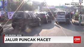 Lebaran Kedua Jalur Wisata Puncak Macet