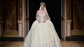 Pikat Gaun Couture Desainer Dunia di Paris Fashion Week Paris Fahion Week menghadirkan koleksi busana haute couture dari para desainer kelas dunia seperti Versace, Chanel, sampai Jean Paul Gaultier.