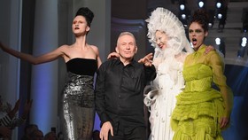 Pikat Gaun Couture Desainer Dunia di Paris Fashion Week