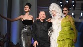 Pikat Gaun Couture Desainer Dunia di Paris Fashion Week Paris Fahion Week menghadirkan koleksi busana haute couture dari para desainer kelas dunia seperti Versace, Chanel, sampai Jean Paul Gaultier.