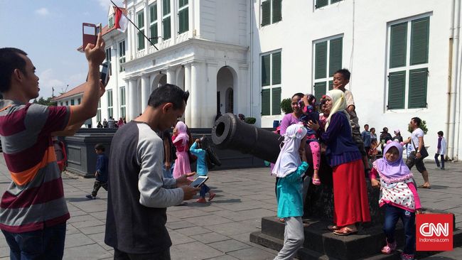 Banyak pengunjung yang ingin mengajak keluarga berwisata edukasi di museum, tapi kompleks Museum Kota Tua tutup sampai 8 Juli mendatang.