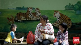 Libur Lebaran, Sampah Berserakan di Kebun Binatang Ragunan