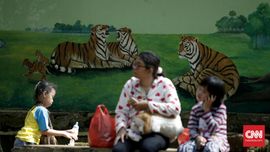 Libur Lebaran, Sampah Berserakan di Kebun Binatang Ragunan
