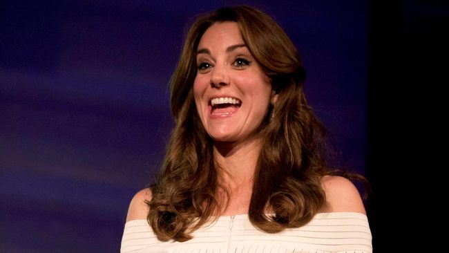 Usai badai perselingkuhan, kabar bahagia justru datang di keluarga Pangeran William dan Kate Middleton. Middleton dikabarkan hamil anak ke-tiga.