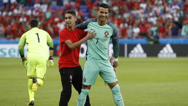 Potret Ronaldo Dibuat Tertawa Bocah Maskot