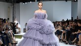 Pikat Gaun Couture Desainer Dunia di Paris Fashion Week Paris Fahion Week menghadirkan koleksi busana haute couture dari para desainer kelas dunia seperti Versace, Chanel, sampai Jean Paul Gaultier.