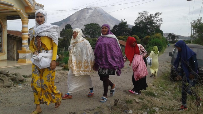 Bentrok terjadi karena warga Lingga tak ingin terdesak oleh datangnya pengungsi korban erupsi Gunung Sinabung.