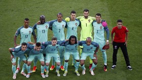 Potret Ronaldo Dibuat Tertawa Bocah Maskot