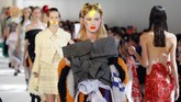 Pikat Gaun Couture Desainer Dunia di Paris Fashion Week Paris Fahion Week menghadirkan koleksi busana haute couture dari para desainer kelas dunia seperti Versace, Chanel, sampai Jean Paul Gaultier.