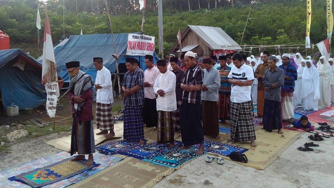 Tahun ketiga para petani Rembang merayakan lebaran di tenda perjuangan. Harapan mereka masih sama, pabrik semen di Kendeng Utara dibatalkan izinnya.