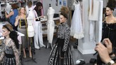 Pikat Gaun Couture Desainer Dunia di Paris Fashion Week Paris Fahion Week menghadirkan koleksi busana haute couture dari para desainer kelas dunia seperti Versace, Chanel, sampai Jean Paul Gaultier.