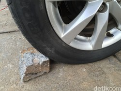 Perlu Nggak Sih Pakai Cairan Anti-Bocor di Ban Mobil?