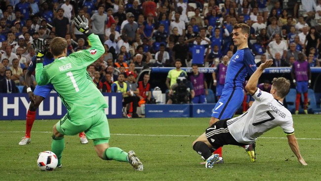 Antoine Griezmann benar-benar menjadi momok menakutkan bagi Manuel Neuer. Tiga dari enam gol terakhir yang bersarang ke gawang Neuer diciptakan Griezmann.