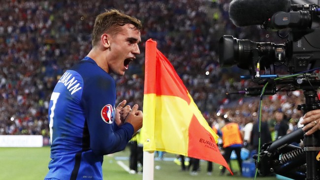 Thierry Henry tak sungkan memberikan sanjungan pada Antoine Griezmann meskipun rekor golnya di Piala Eropa baru saja disamai oleh bomber Atletico Madrid.