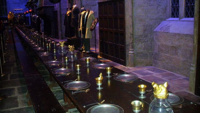 Dalam tur yang dibuat Warner Brothers Studio pengunjung tak hanya dapat mengunjungi The Great Hall, namun juga ruang duduk Gryffindor hingga Diagon Alley.