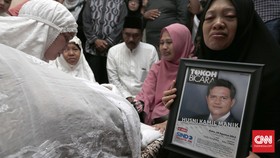 Jenazah Husni Dimakamkan di TPU Jeruk Purut