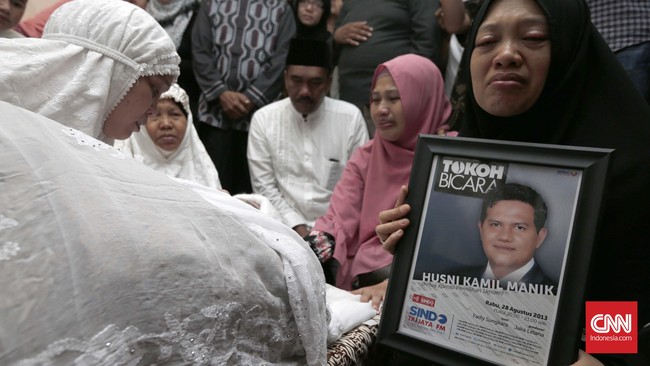Jenazah Husni urung dibawa ke Kantor KPU sebagai bentuk penghormatan terakhir, pihak keluarga memilih langsung mengubur mendiang di TPU Jeruk Purut.