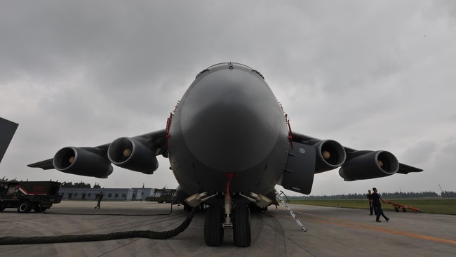 Militer China mulai mengoperasikan pesawat transportasi besar buatan dalam negeri, Y-20, yang dijuluki Si Gadis Gempal karena ukurannya yang besar.