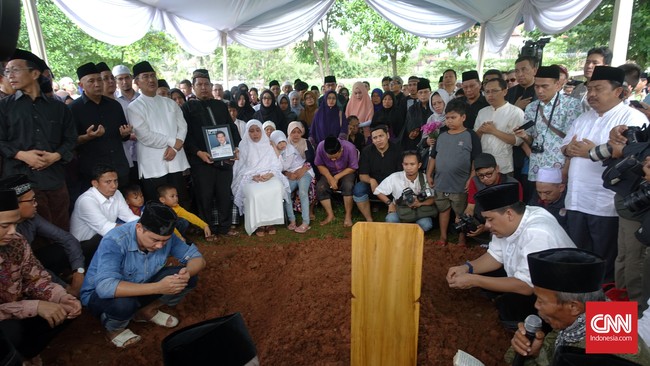 Mendiang Ketua KPU Husni Kamil Manik sempat dirawat di RS Siaga Raya dan RS Pusat Pertamina sebelum meninggal dunia.