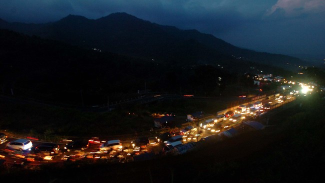 Jalur Gentong yang menghubungkan Tasikmalaya dan Bandung, dipadati kendaraan saat arus balik. Polisi memberlakukan sistem satu arah guna mengurai kemacetan.