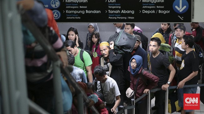 Menteri Jonan menjelaskan para pelajar yang masih menikmati liburan akan balik ke Jakarta akhir pekan karena kegiatan belajar akan dimulai Senin (18/7).